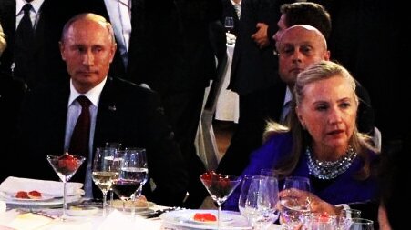 Photo of Putin and Clinton at a banquet table